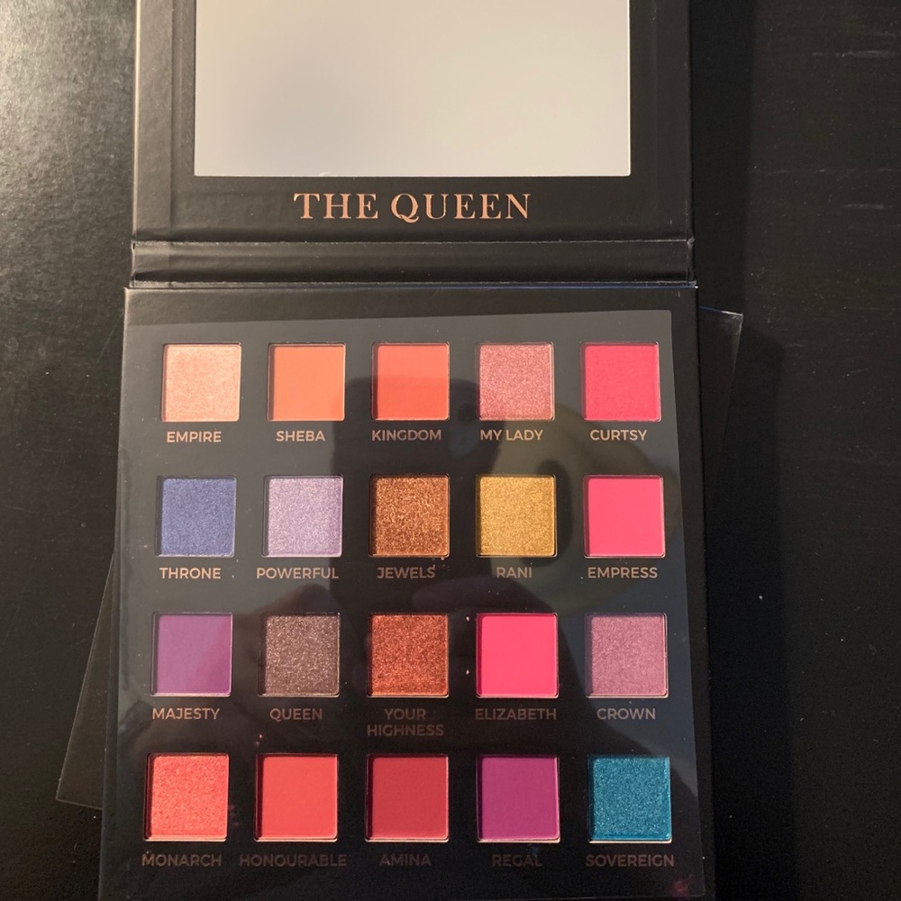 NEW!  Eloise THE QUEEN Eyeshadow Pallette